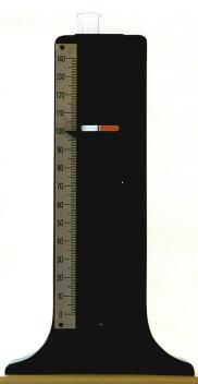 Kolorimeter, geschlossen. Die verschiebbare Schlitzblende wird auf Farbgleichheit eingestellt. Auf der Skala kann man dann den Wert ablesen.