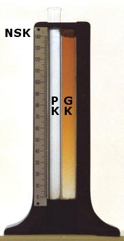 Kolorimeter, offen. In die Probenküvette (PK) wird die Probe eingefüllt. In dem nach unten dünner werdenden Glaskeil (GK) ist eine farbige Referenzlösung.